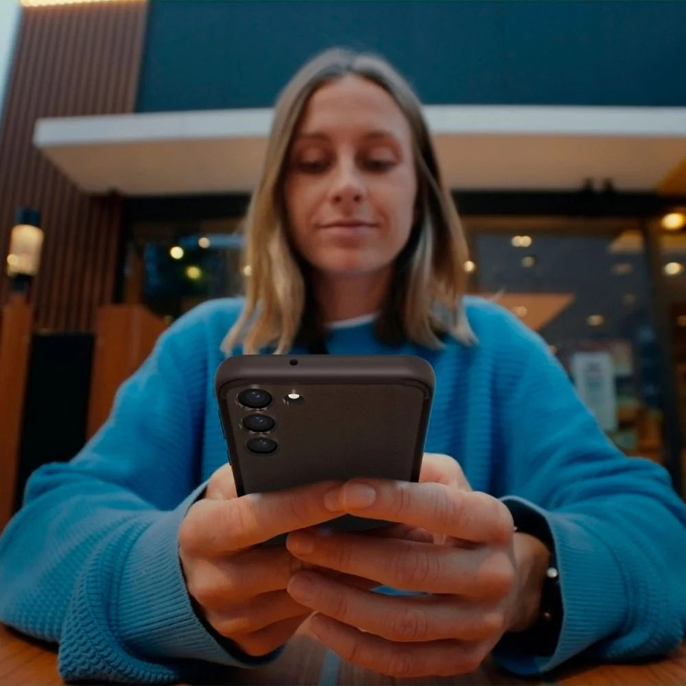 Capa Spigen Ultra Hybrid para Samsung Galaxy S23 Preta