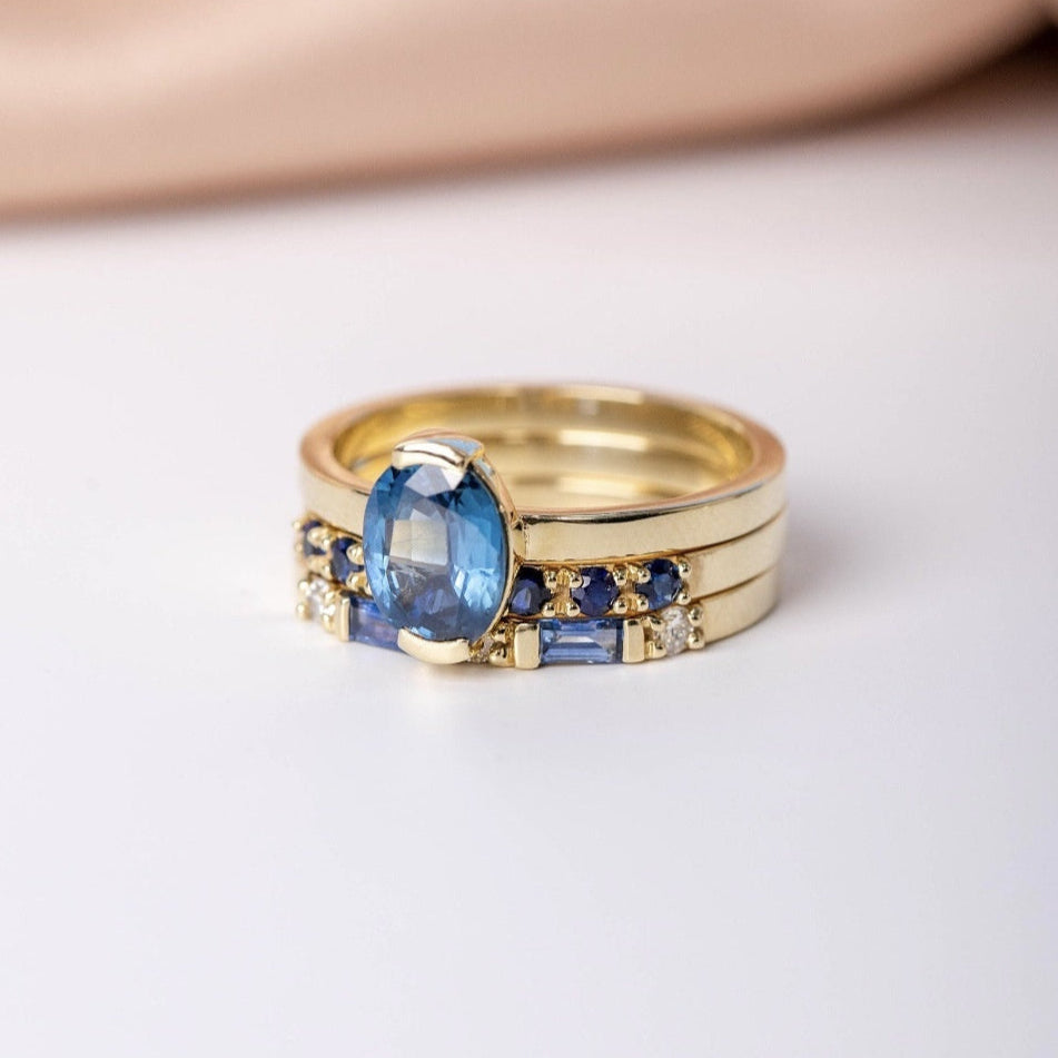 Anillo trío de oro con topacio azul