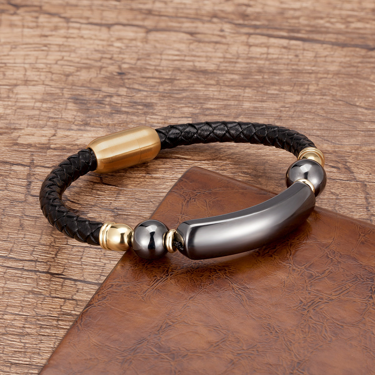 Leather bracelet with natural stone.