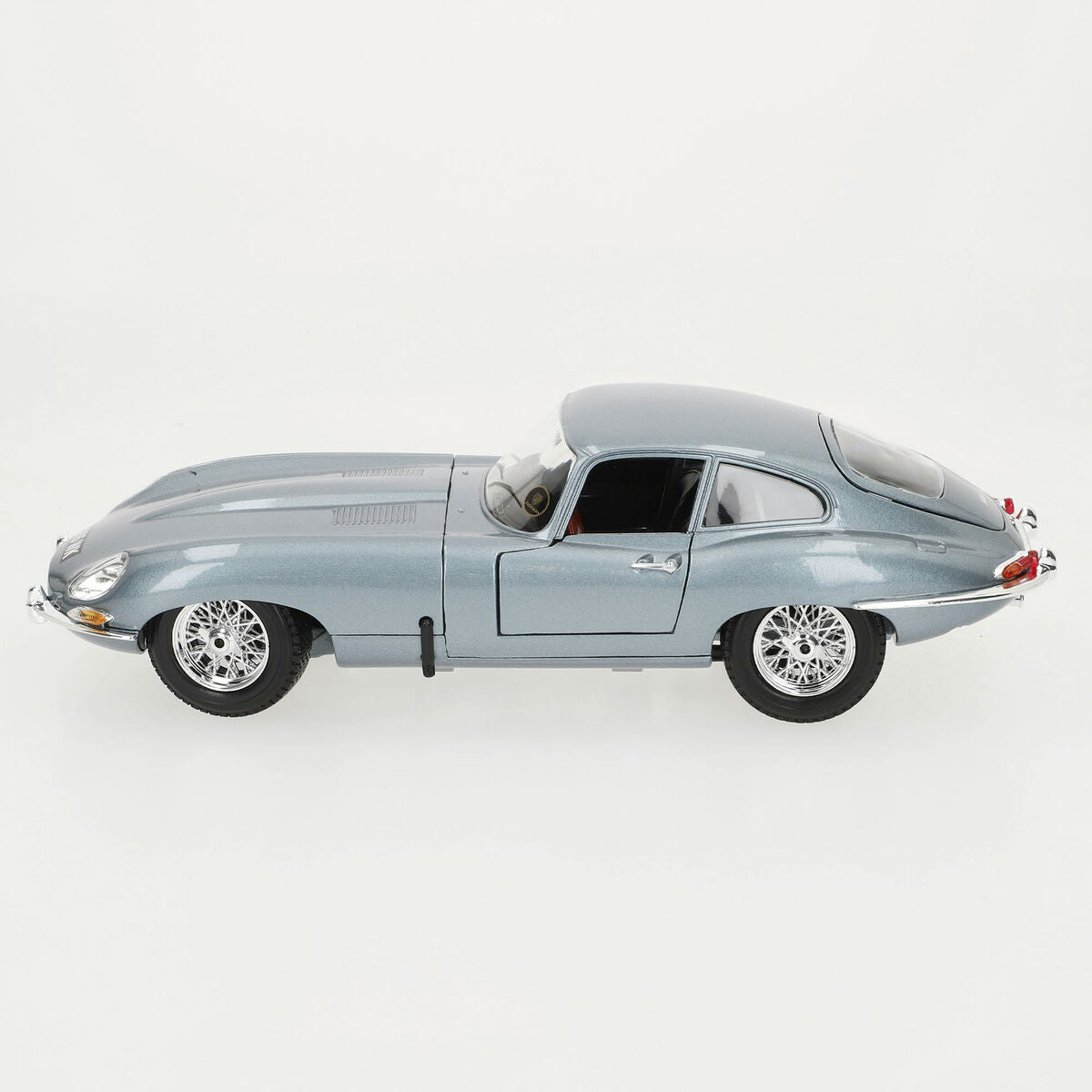 Bburago GT-Jaguar "E" Coupe car (1961) 1:18