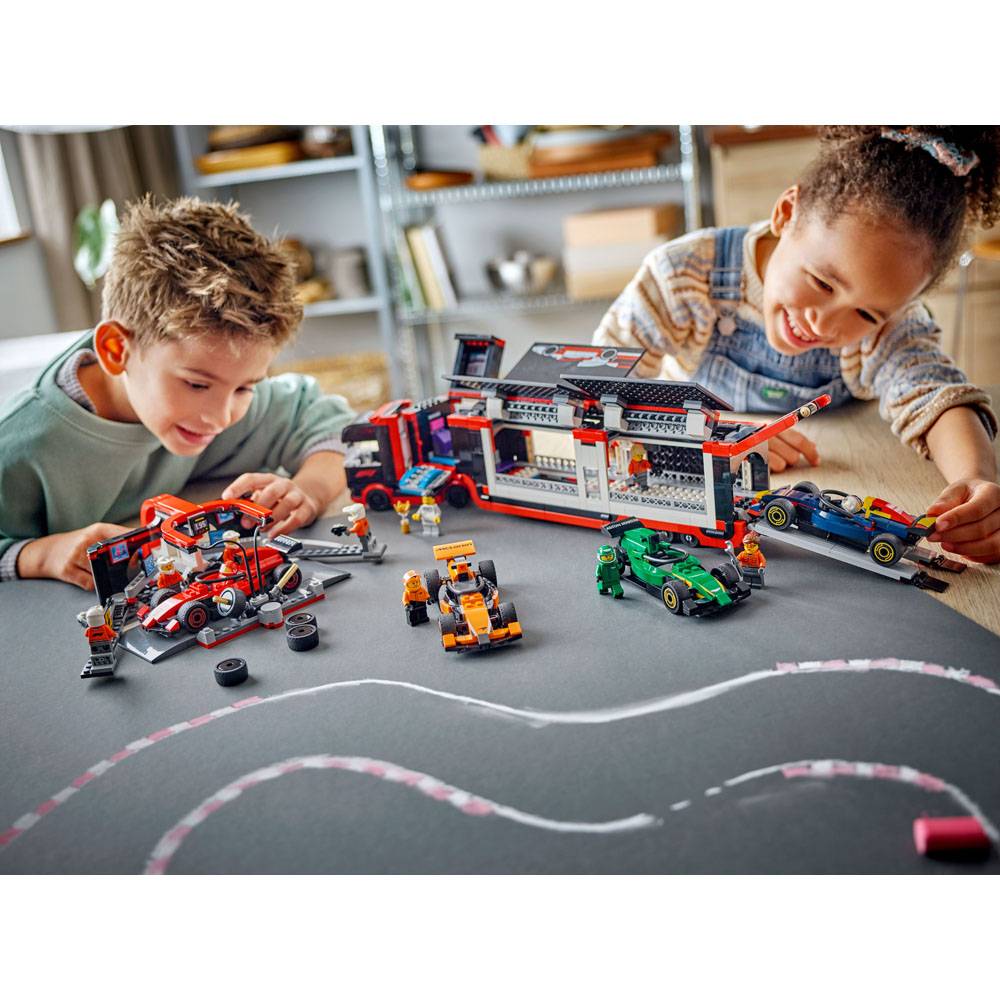 LEGO City: Equipo de Boxeo F1® y Boxeo con Ferrari | A partir de 6 años | 322 piezas | Artículo 60443