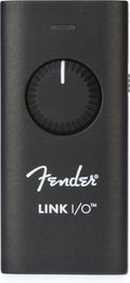 Interfaz de audio portátil USB-C Fender Link I/O, ideal para guitarra eléctrica, cabe en el bolsillo y ofrece audio bidireccional impecable a través de conexión USB.