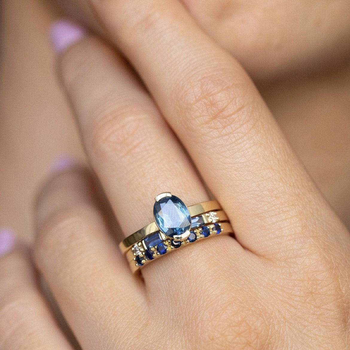 Anillo trío de oro con topacio azul