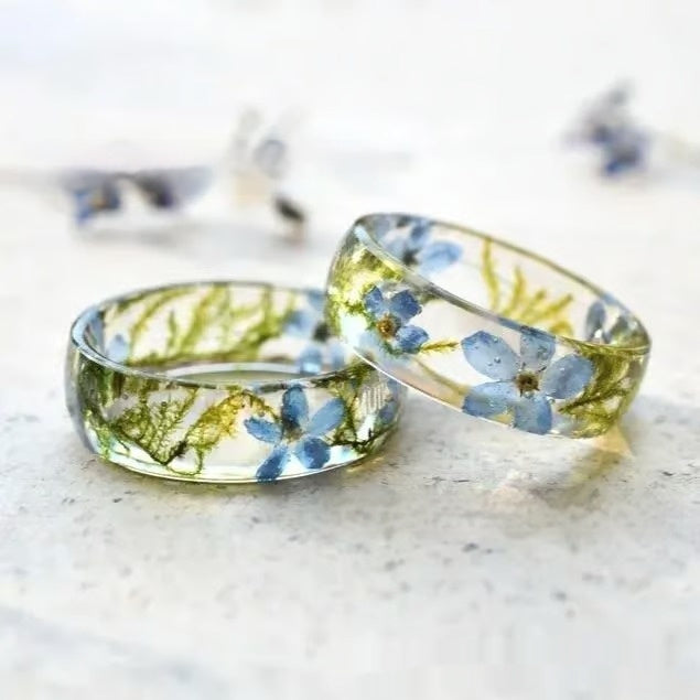 Anillo de corona de flores de resina hecho a mano