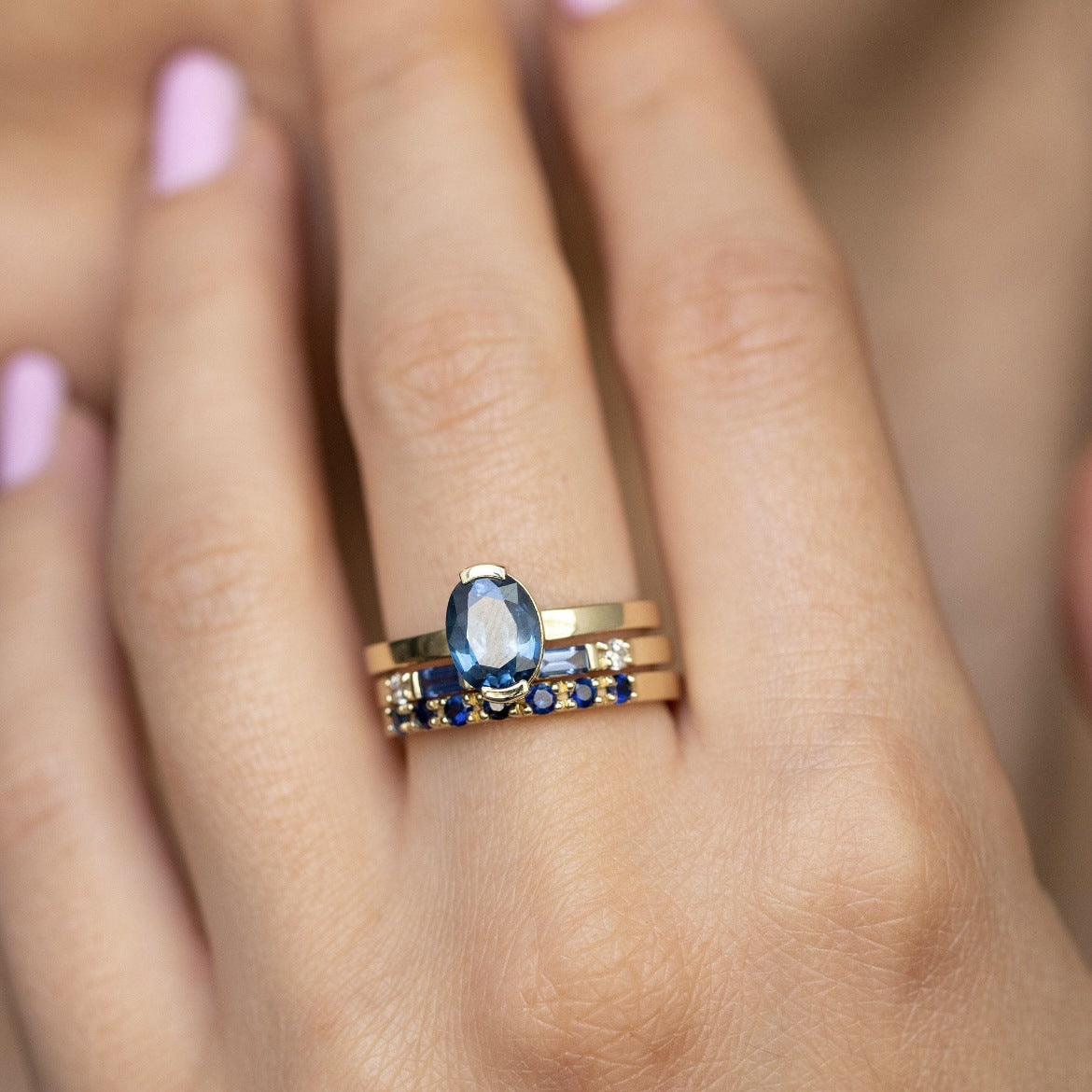 Anillo trío de oro con topacio azul