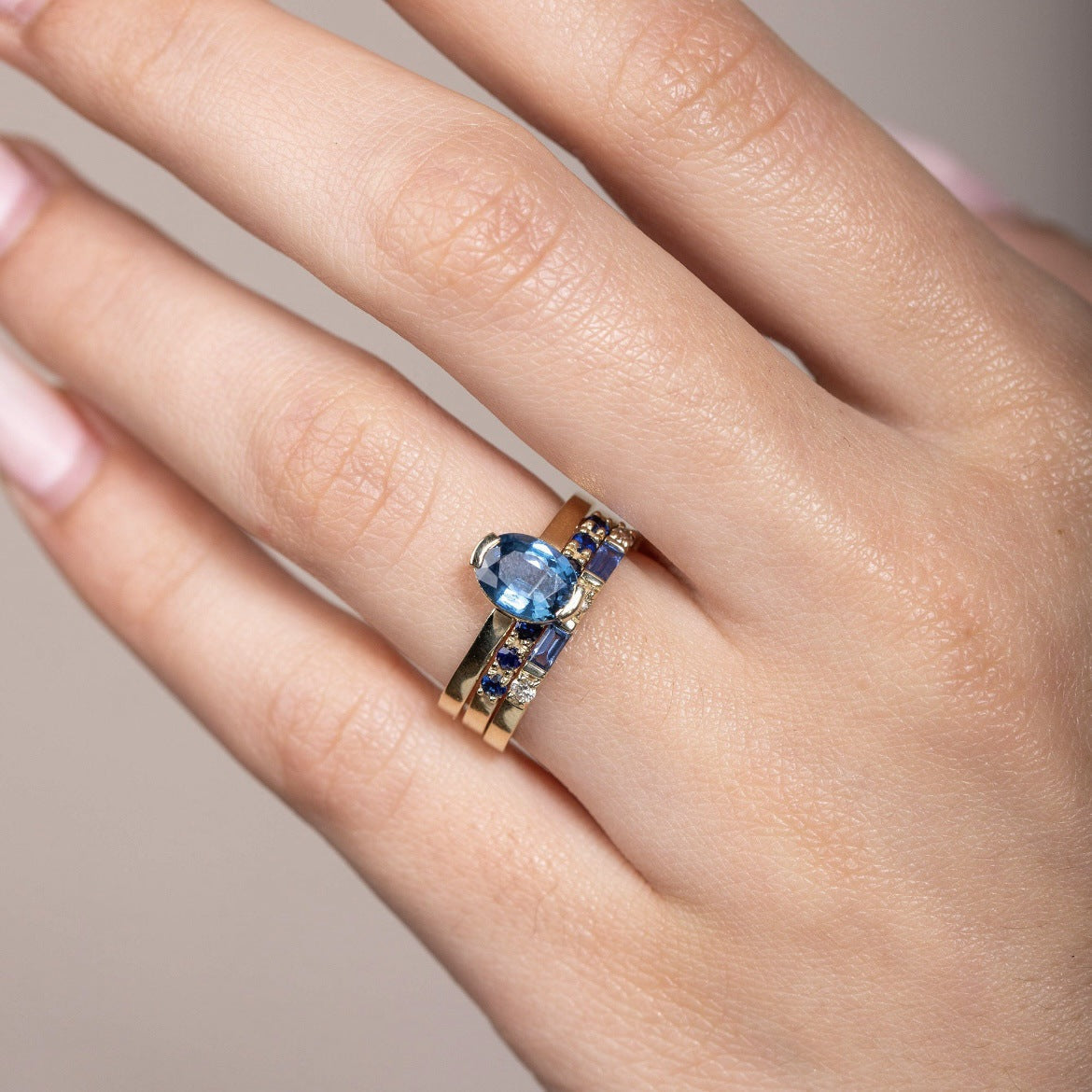 Anillo trío de oro con topacio azul