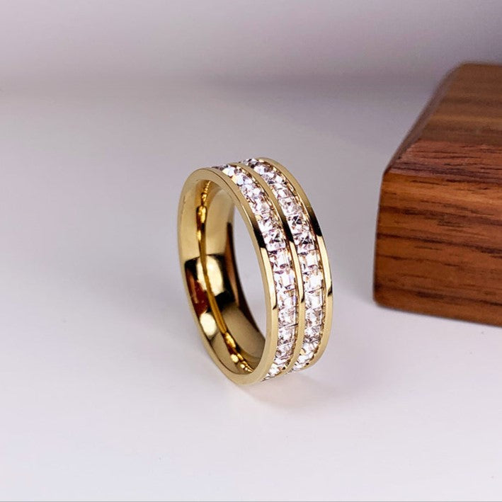 Anillo de acero de titanio con circonita cúbica.