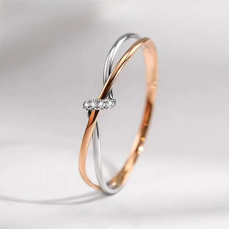 Anillo bicolor entrelazado