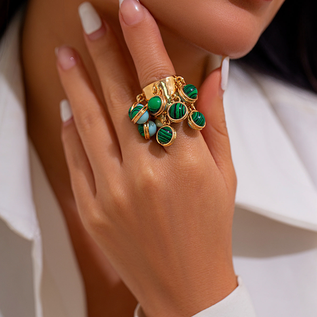 Anillo de borla con piedra natural