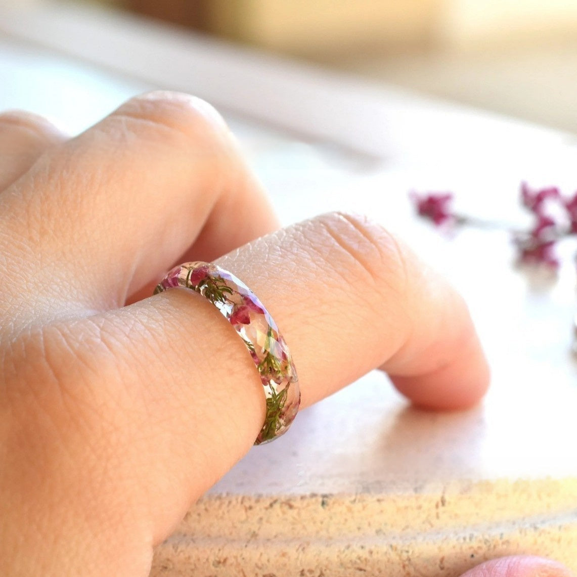 Anillo de corona de flores de resina hecho a mano