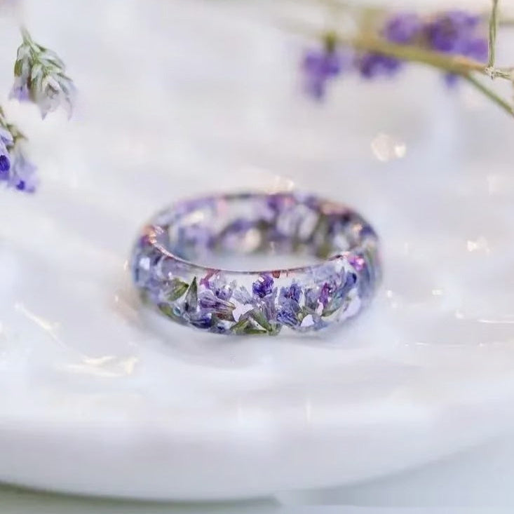 Anillo de corona de flores de resina hecho a mano