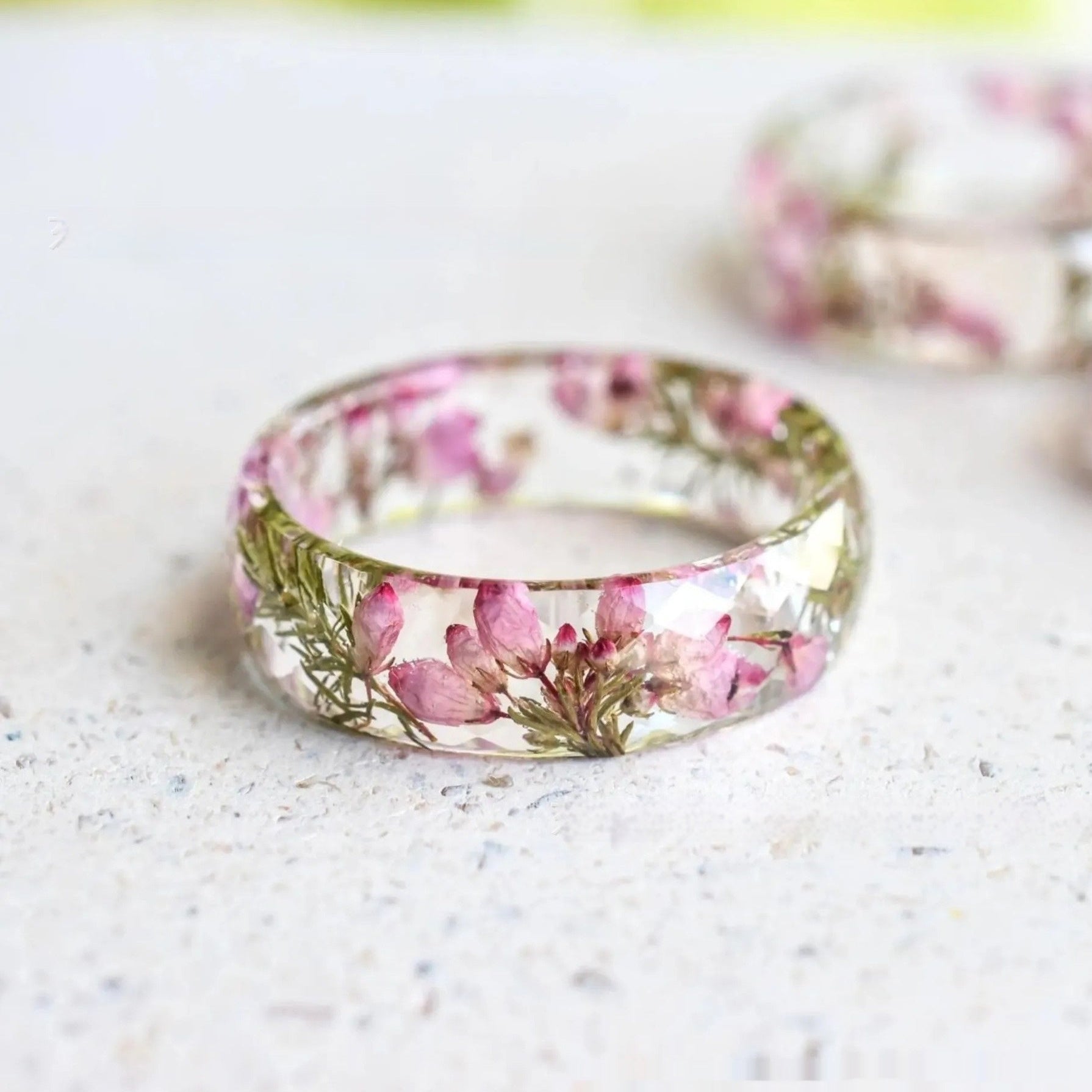 Anillo de corona de flores de resina hecho a mano