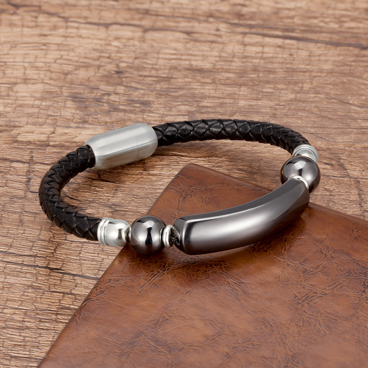 Leather bracelet with natural stone.