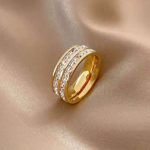 Anillo de acero de titanio con circonita cúbica.