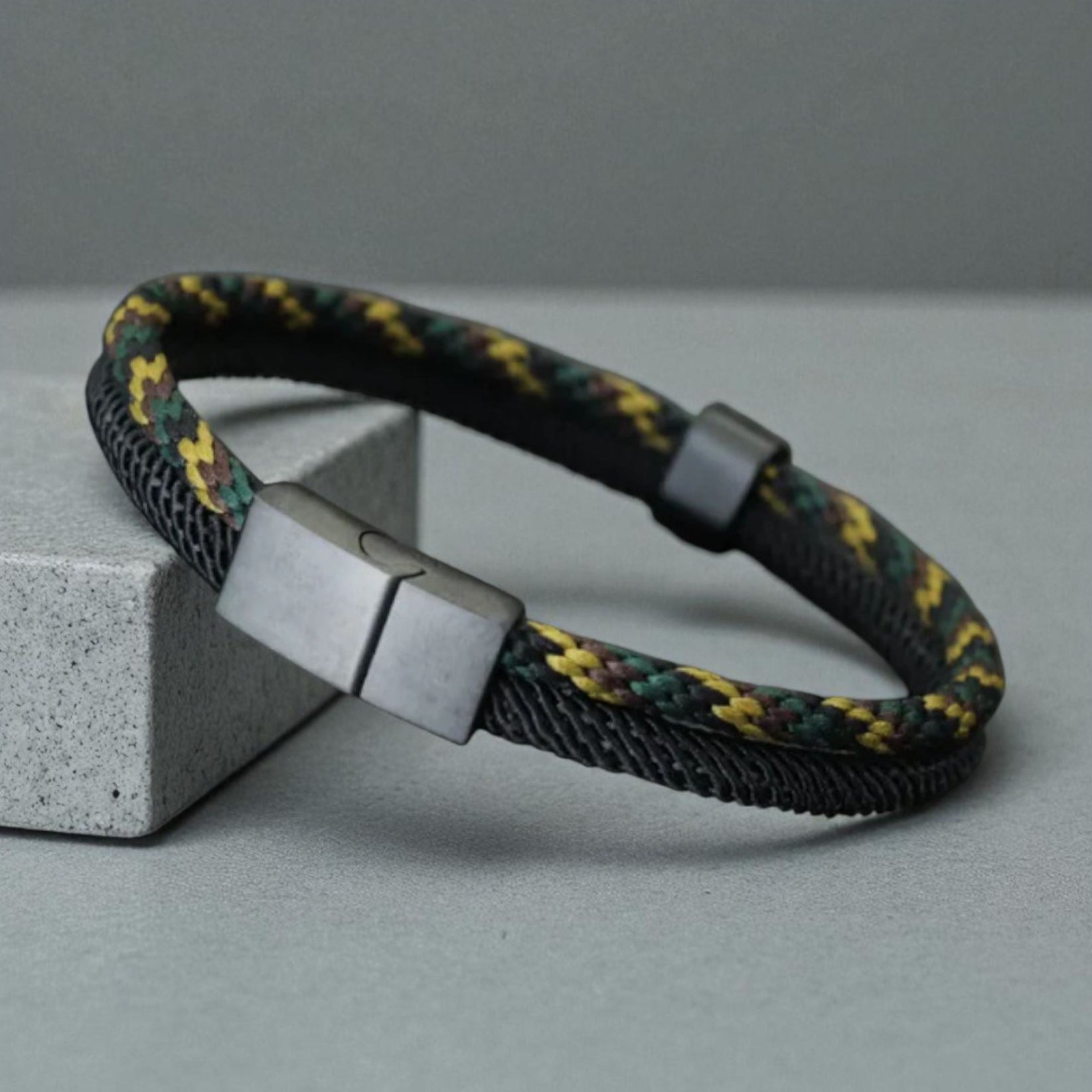 Pulseira Trançada com Fecho em Aço Inoxidável