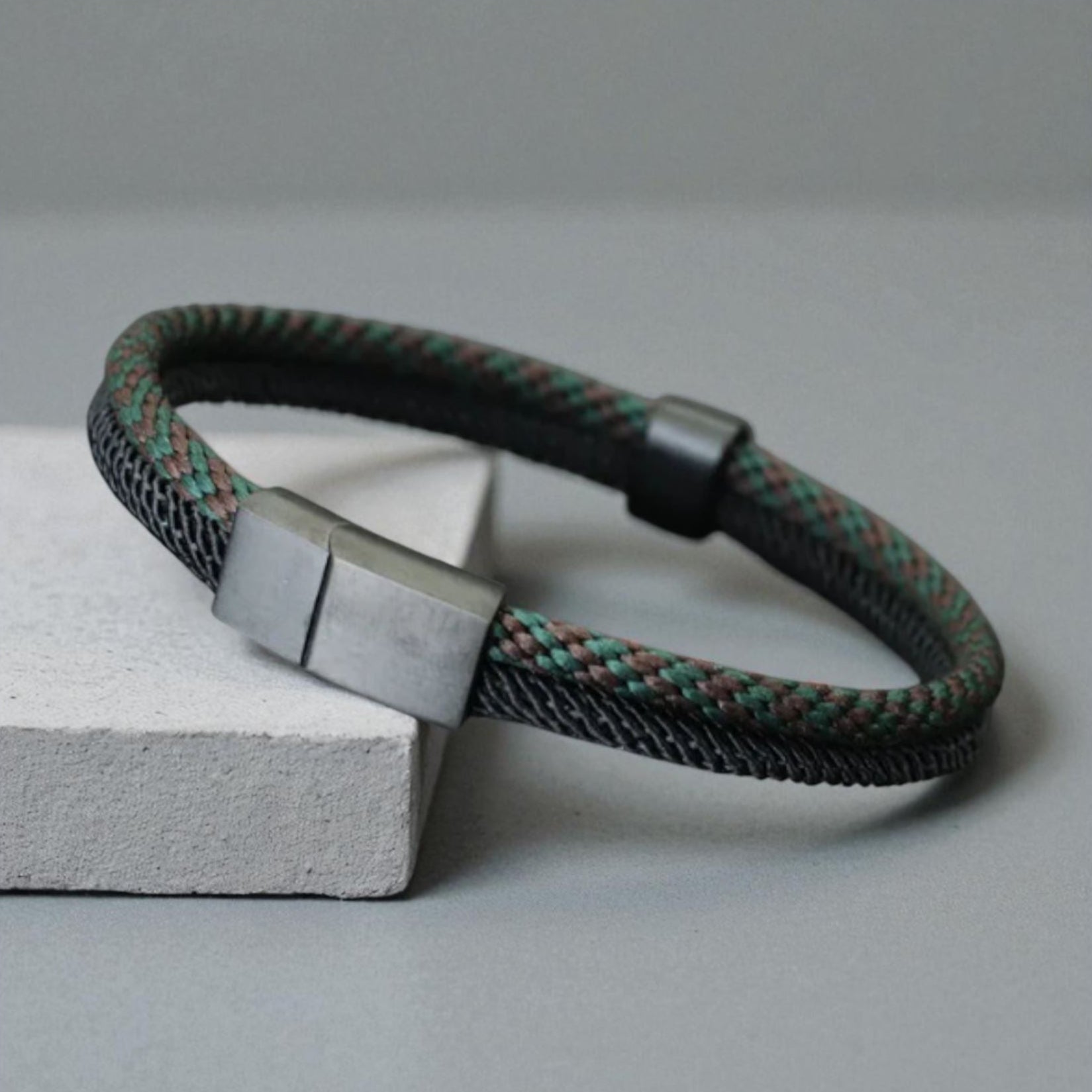 Pulseira Trançada com Fecho em Aço Inoxidável